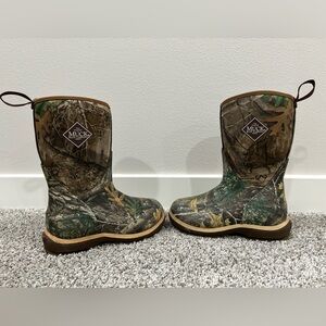 Toddler boys Camo Muck Boots. Size 11